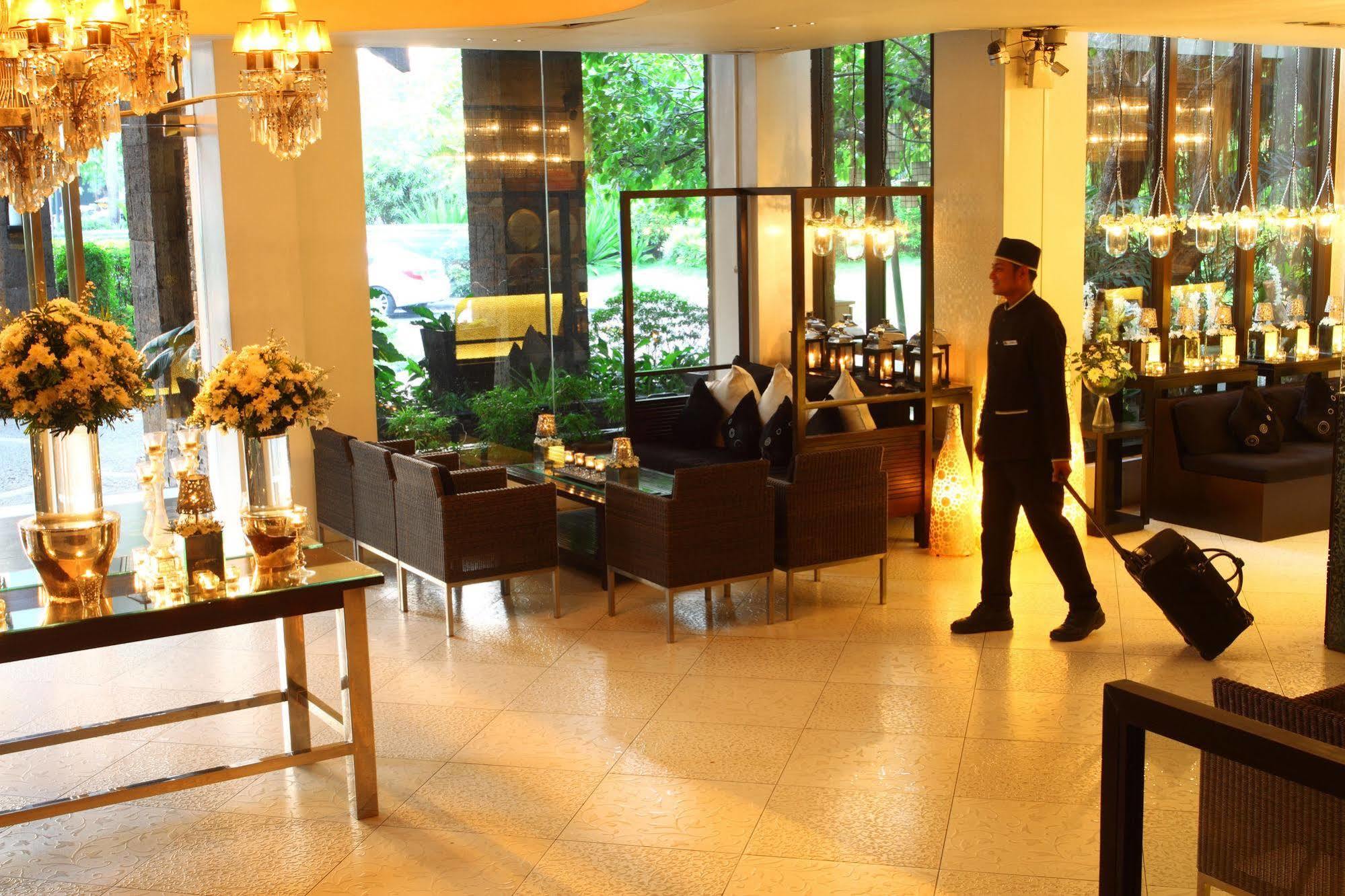 The Sulo Riviera Hotel Кесон Сити Екстериор снимка