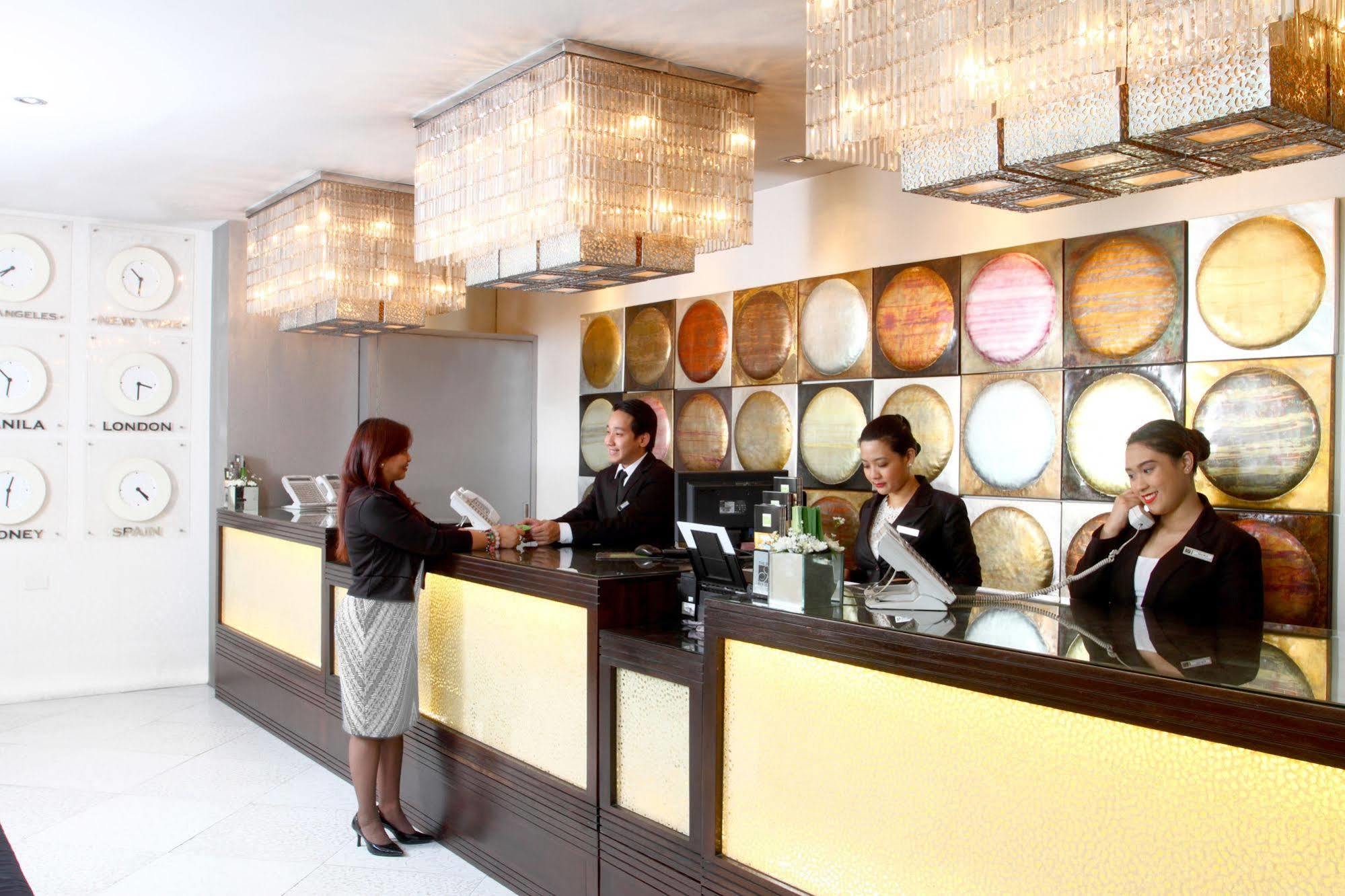 The Sulo Riviera Hotel Кесон Сити Екстериор снимка