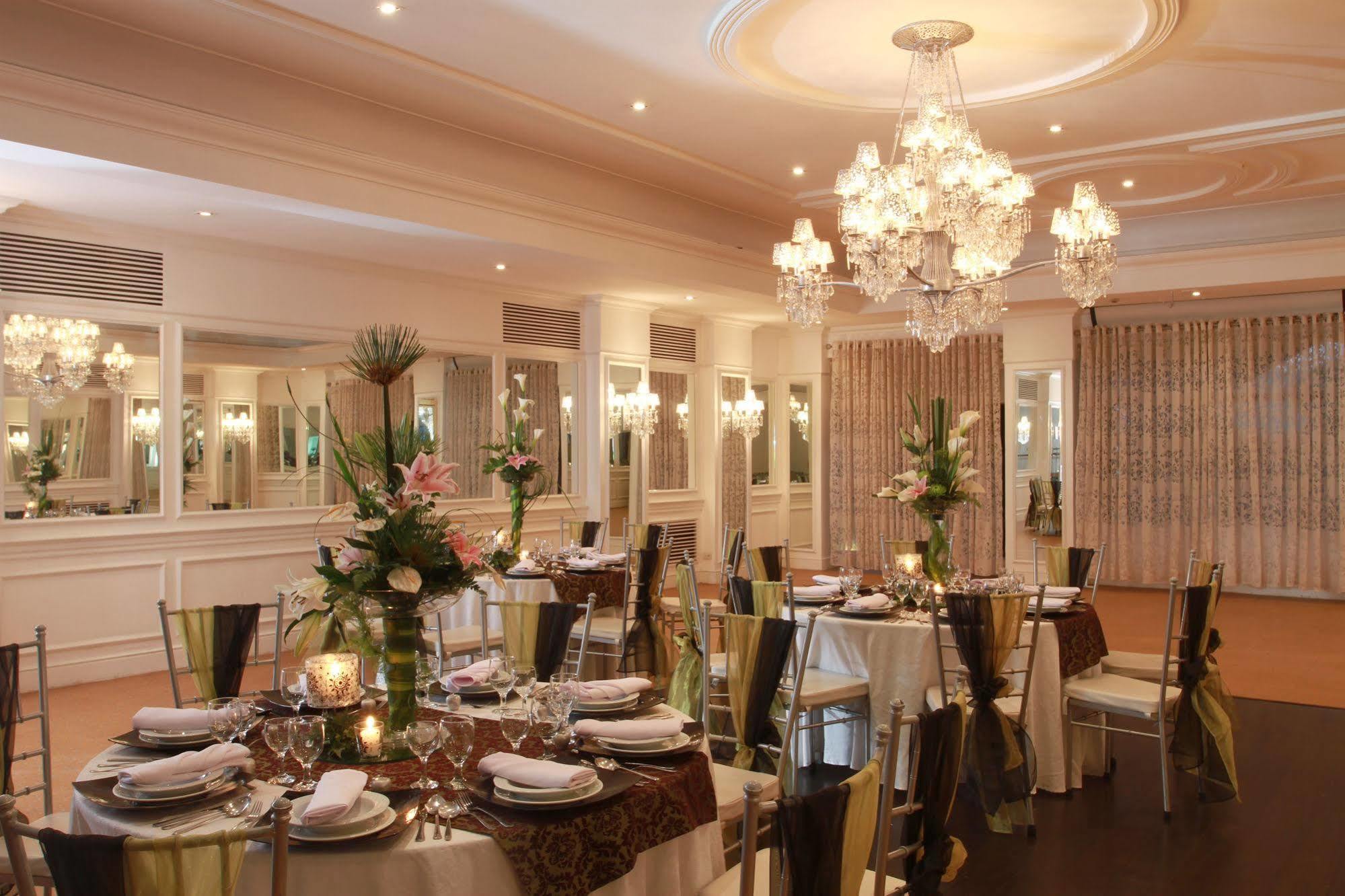 The Sulo Riviera Hotel Кесон Сити Екстериор снимка